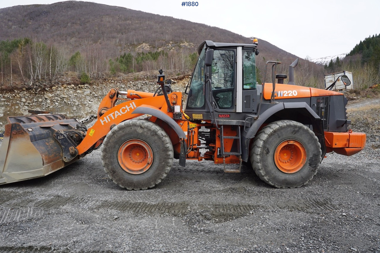 2012 Hitachi ZW220 - Riteņu iekrāvējs: foto 1 2012 Hitachi ZW220 - Riteņu iekrāvējs: foto 1