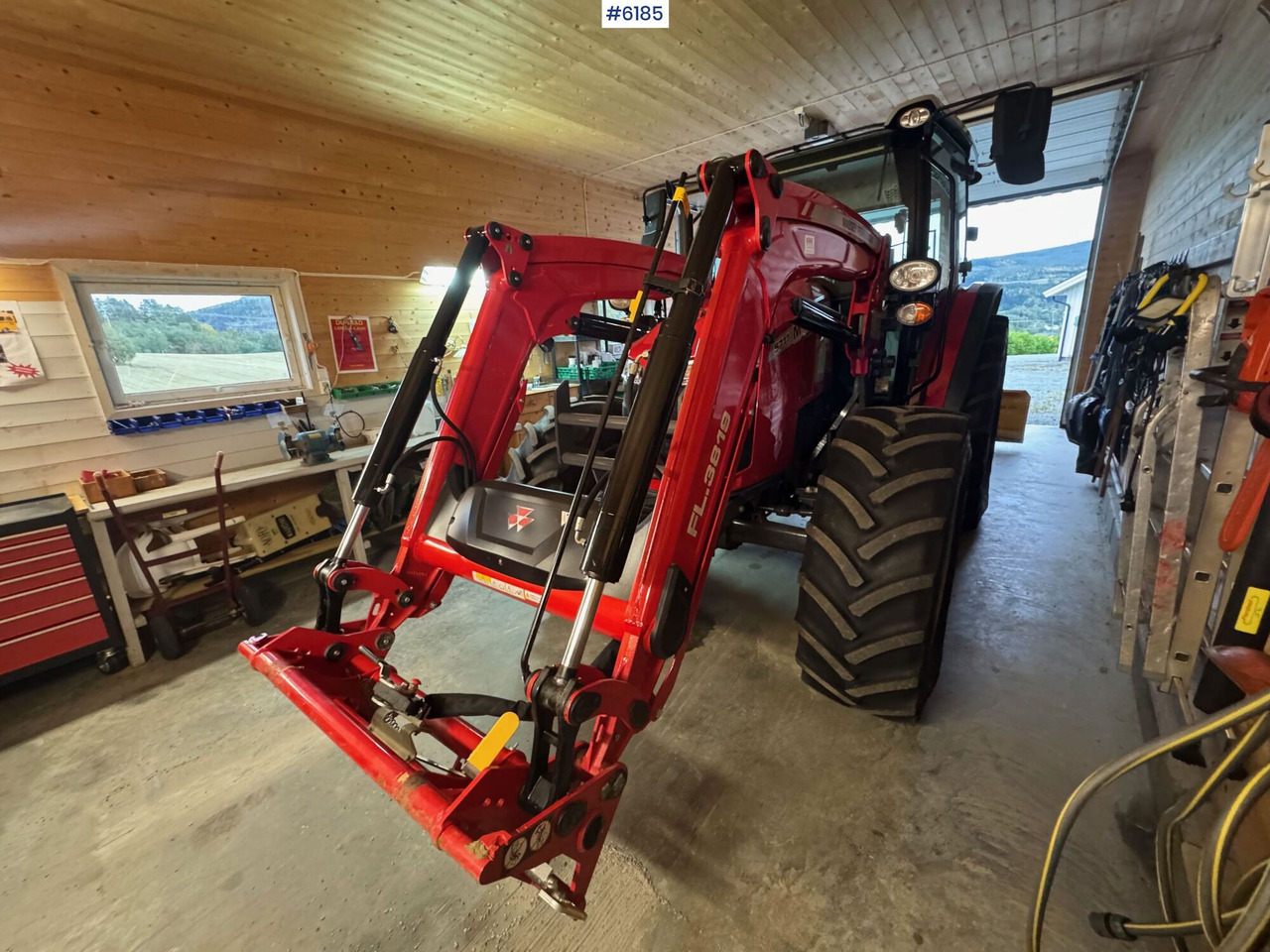 2023 Massey Ferguson 5711M Dyna w/ loader with 3rd function. Only 115 hours! - Traktors: foto 4 2023 Massey Ferguson 5711M Dyna w/ loader with 3rd function. Only 115 hours! - Traktors: foto 4