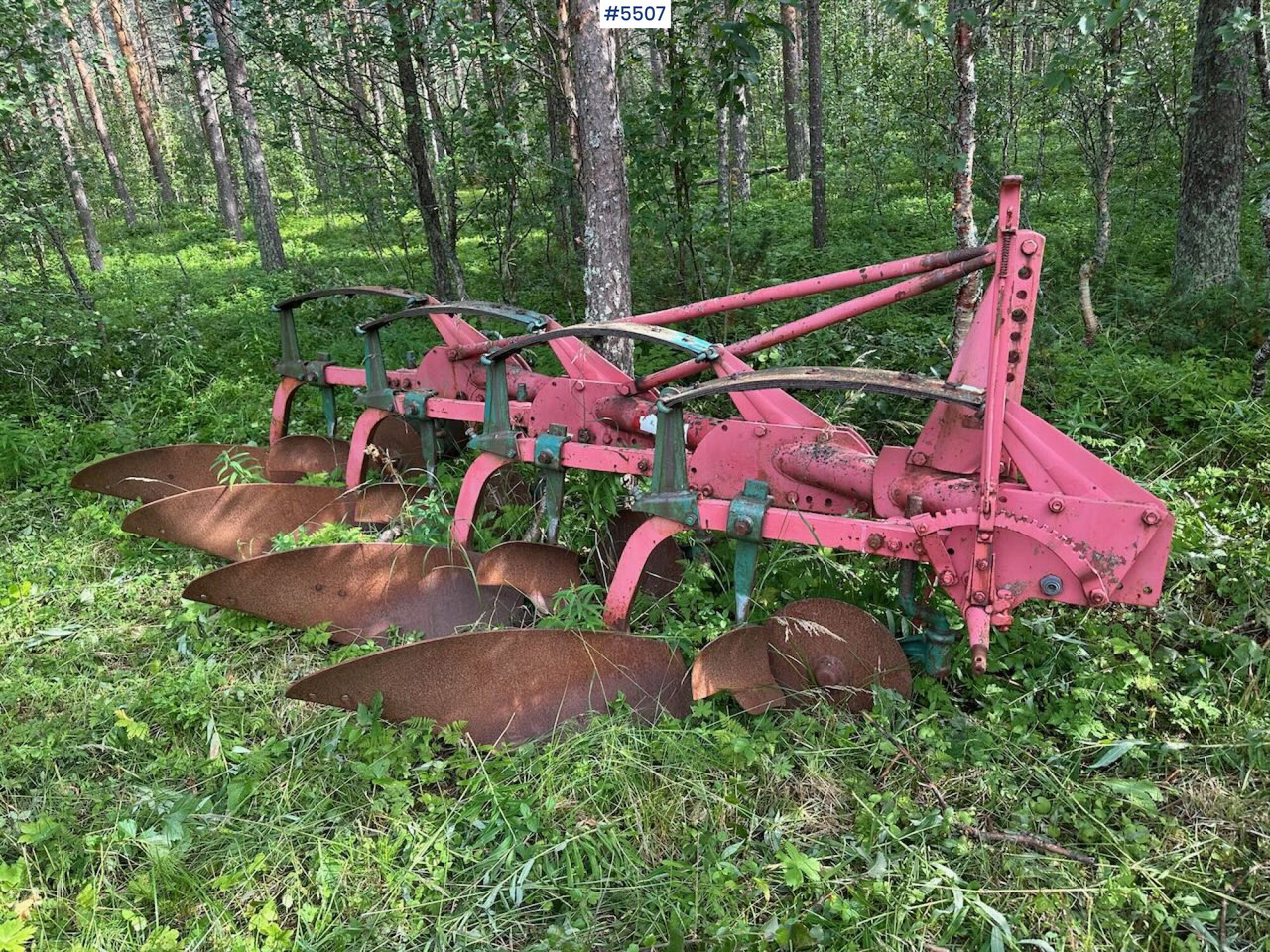 4-furrow conventional plow - Augsnes apstrādes tehnika: foto 2 4-furrow conventional plow - Augsnes apstrādes tehnika: foto 2