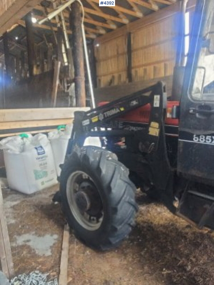 Case International 885XL 4x4 with trima loader - Traktors: foto 4 Case International 885XL 4x4 with trima loader - Traktors: foto 4