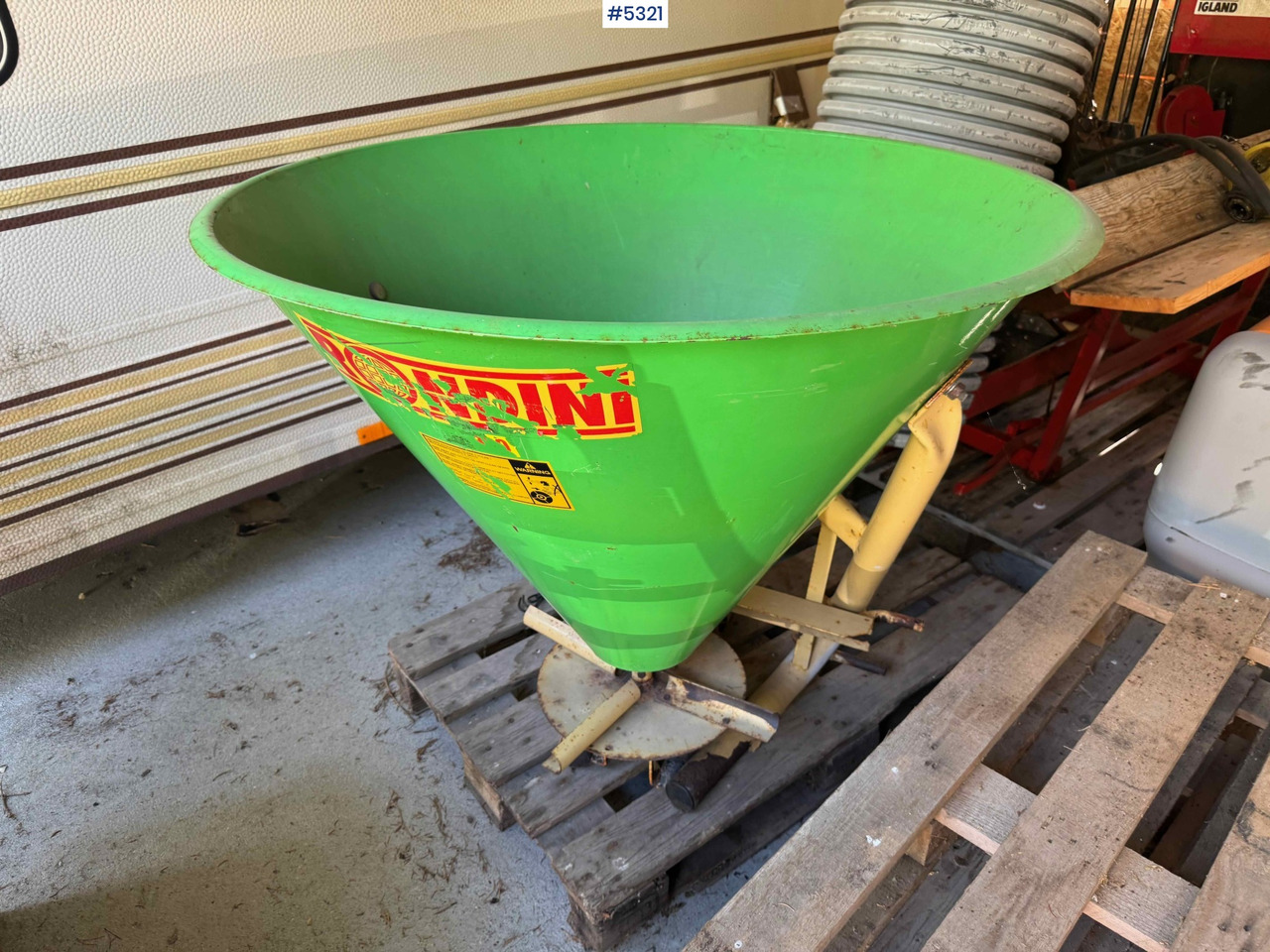 Rondini fertilizer spreader - Minerālmēslu izkliedētājs: foto 1 Rondini fertilizer spreader - Minerālmēslu izkliedētājs: foto 1