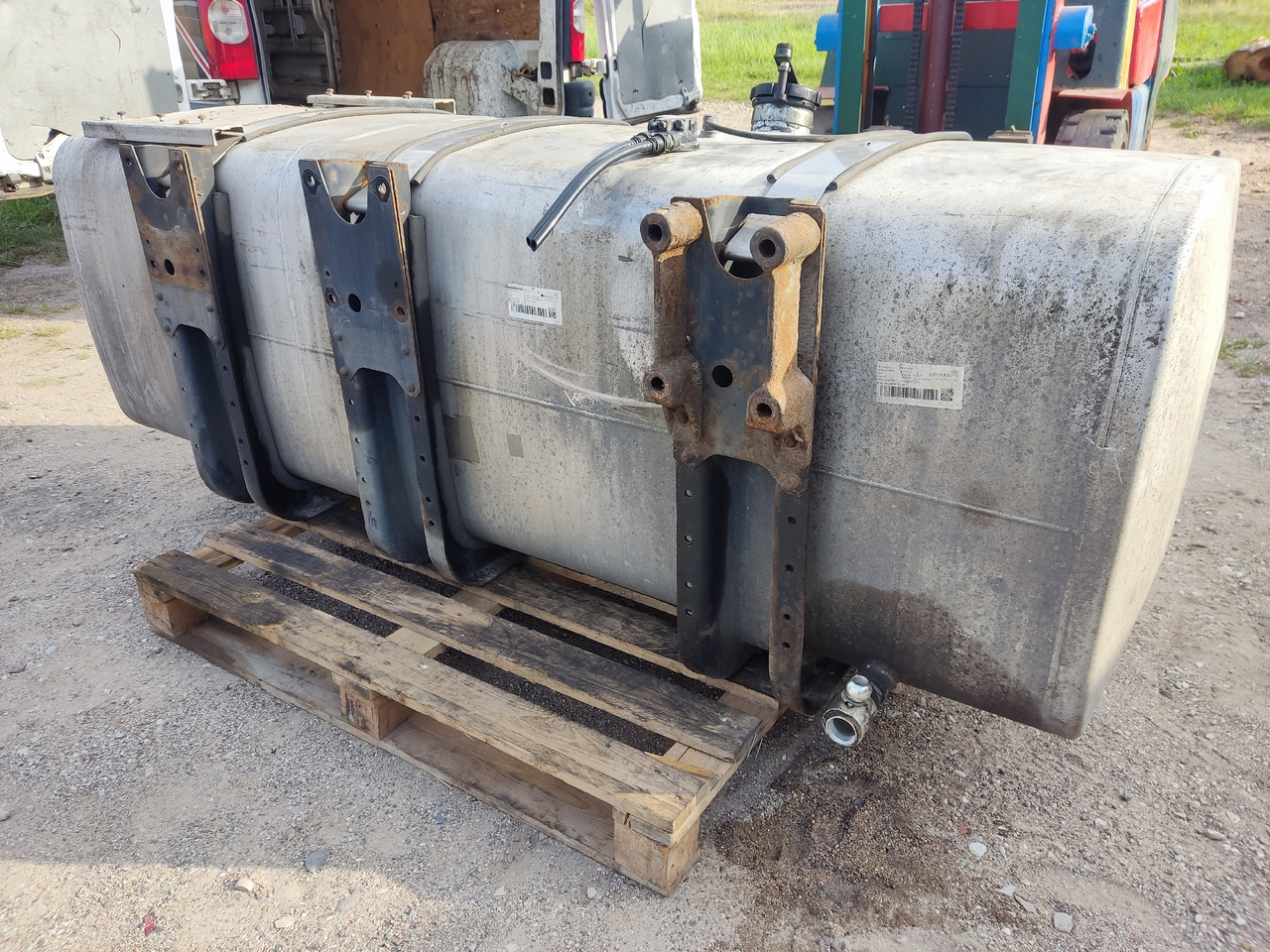 MAN TGA TGX fuel tank 910L - Degvielas tvertne: foto 2 MAN TGA TGX fuel tank 910L - Degvielas tvertne: foto 2