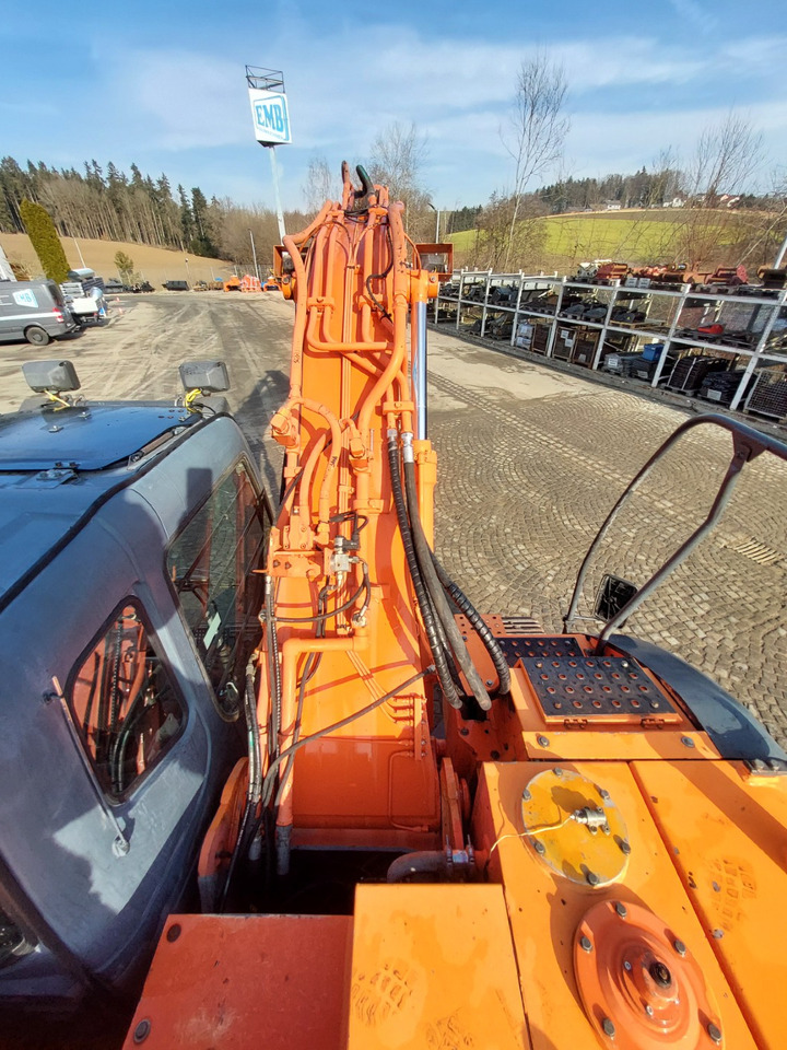 Hitachi ZX225USRLC - Kāpurķēžu ekskavators: foto 4 Hitachi ZX225USRLC - Kāpurķēžu ekskavators: foto 4