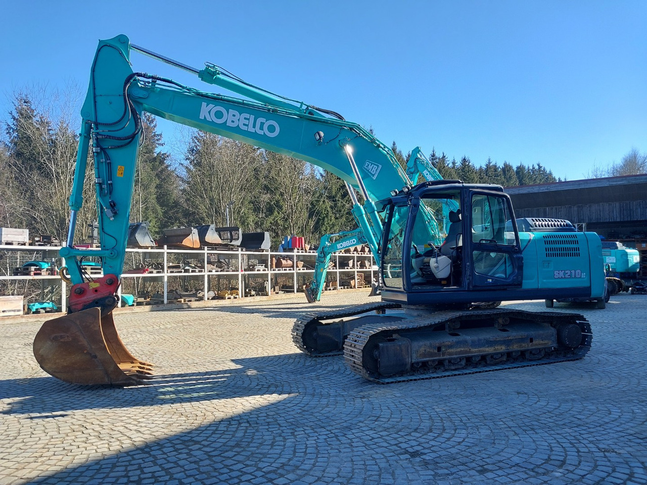 Kobelco SK210LC-10 - Kāpurķēžu ekskavators: foto 1 Kobelco SK210LC-10 - Kāpurķēžu ekskavators: foto 1