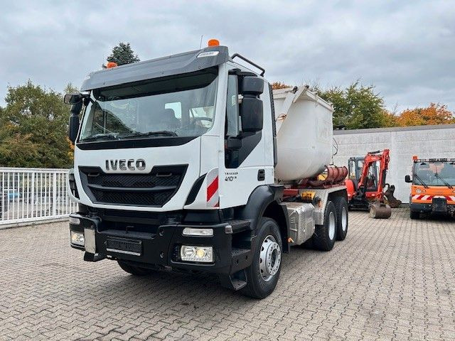 Iveco 410 TRAKKER Wechselsystem Kipper + Asphaltmulde - Būvgružu konteineru vedējs: foto 1 Iveco 410 TRAKKER Wechselsystem Kipper + Asphaltmulde - Būvgružu konteineru vedējs: foto 1