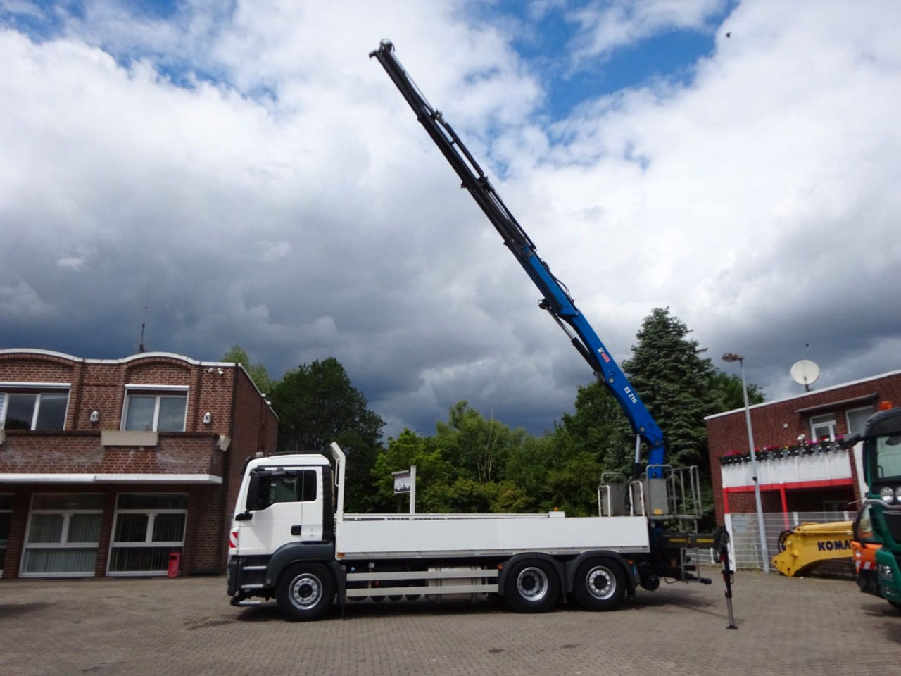MAN 26.420 TGS Pritsche + HIAB 211 HIPRO Kran - Bortu kravas automašīna/ Platforma, Kravas auto ar manipulatoru: foto 1 MAN 26.420 TGS Pritsche + HIAB 211 HIPRO Kran - Bortu kravas automašīna/ Platforma, Kravas auto ar manipulatoru: foto 1