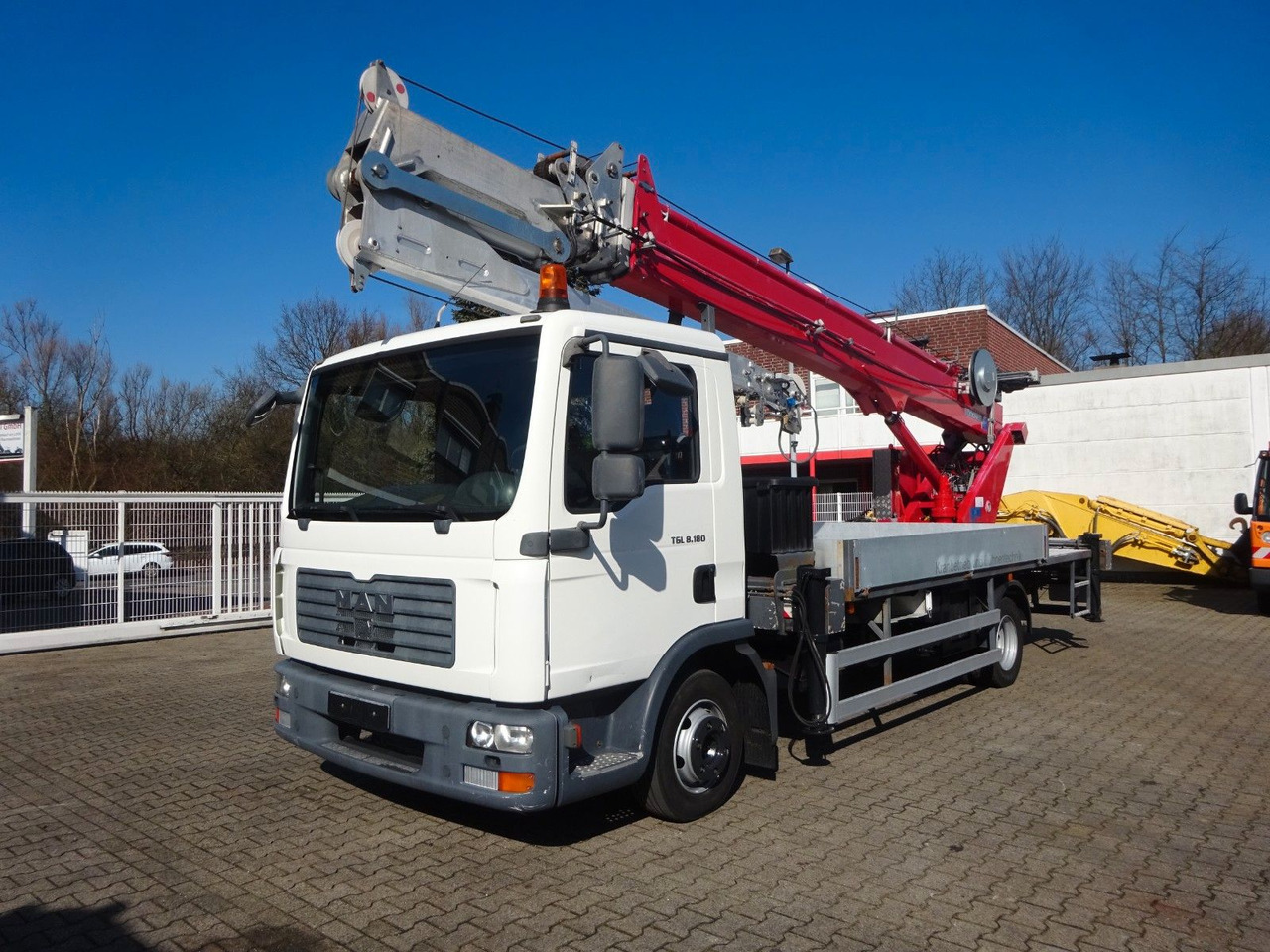 MAN 8.180  TGL + Böcker AK 32 Meter Dachdeckerkran - Kravas auto ar manipulatoru: foto 1 MAN 8.180  TGL + Böcker AK 32 Meter Dachdeckerkran - Kravas auto ar manipulatoru: foto 1