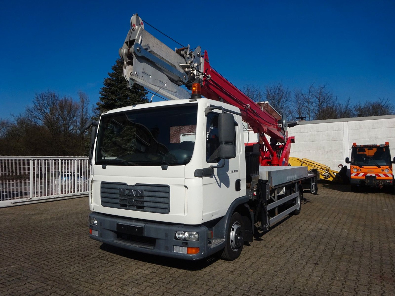 MAN 8.180  TGL + Böcker AK 32 Meter Dachdeckerkran - Kravas auto ar manipulatoru: foto 3 MAN 8.180  TGL + Böcker AK 32 Meter Dachdeckerkran - Kravas auto ar manipulatoru: foto 3