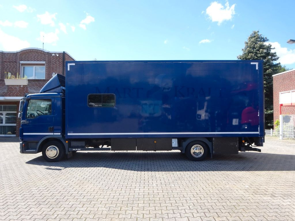 MAN 8.220 Koffer mit LBW als Wohnmobil ausgebaut 4x2 - Kravas automašīna ar slēgto virsbūvi: foto 3 MAN 8.220 Koffer mit LBW als Wohnmobil ausgebaut 4x2 - Kravas automašīna ar slēgto virsbūvi: foto 3