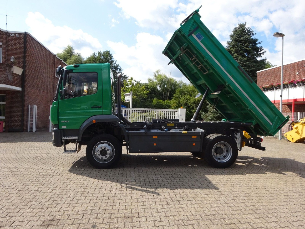Mercedes-Benz 1530 Atego MEILLER 3Skipper 4x4 - Kravas automašīna pašizgāzējs: foto 4 Mercedes-Benz 1530 Atego MEILLER 3Skipper 4x4 - Kravas automašīna pašizgāzējs: foto 4