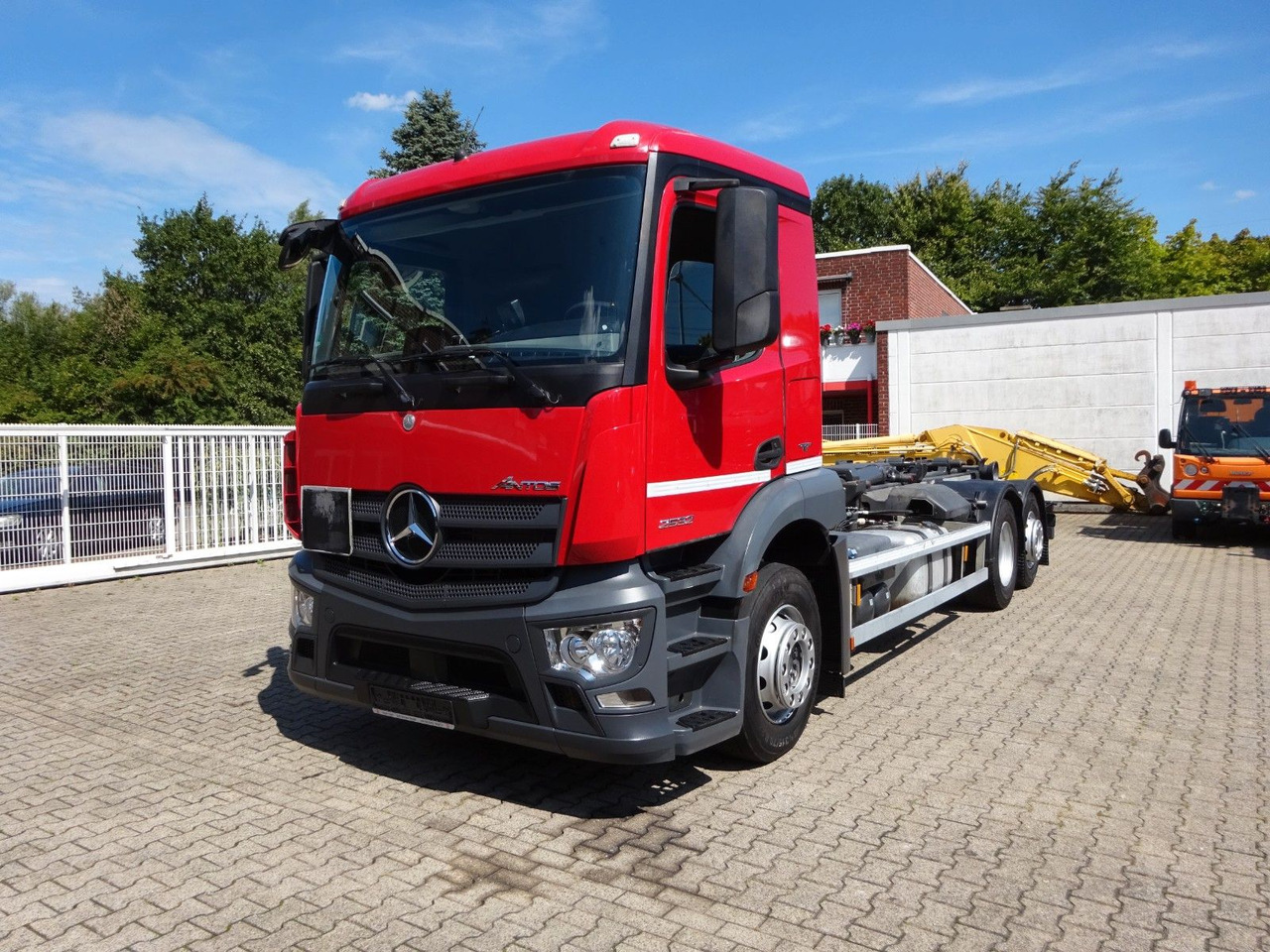 Mercedes-Benz 2532 ANTOS MEILLER Abroller Lift+Lenkachse 6x2 - Pacēlājs ar āķi: foto 2 Mercedes-Benz 2532 ANTOS MEILLER Abroller Lift+Lenkachse 6x2 - Pacēlājs ar āķi: foto 2