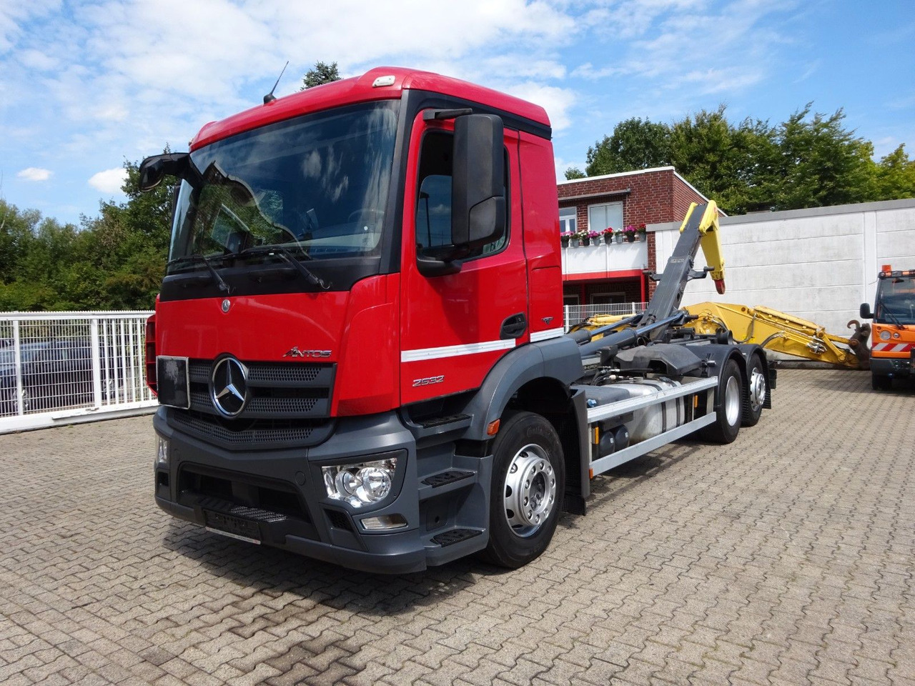 Mercedes-Benz 2532 ANTOS MEILLER Abroller Lift+Lenkachse 6x2 - Pacēlājs ar āķi: foto 1 Mercedes-Benz 2532 ANTOS MEILLER Abroller Lift+Lenkachse 6x2 - Pacēlājs ar āķi: foto 1