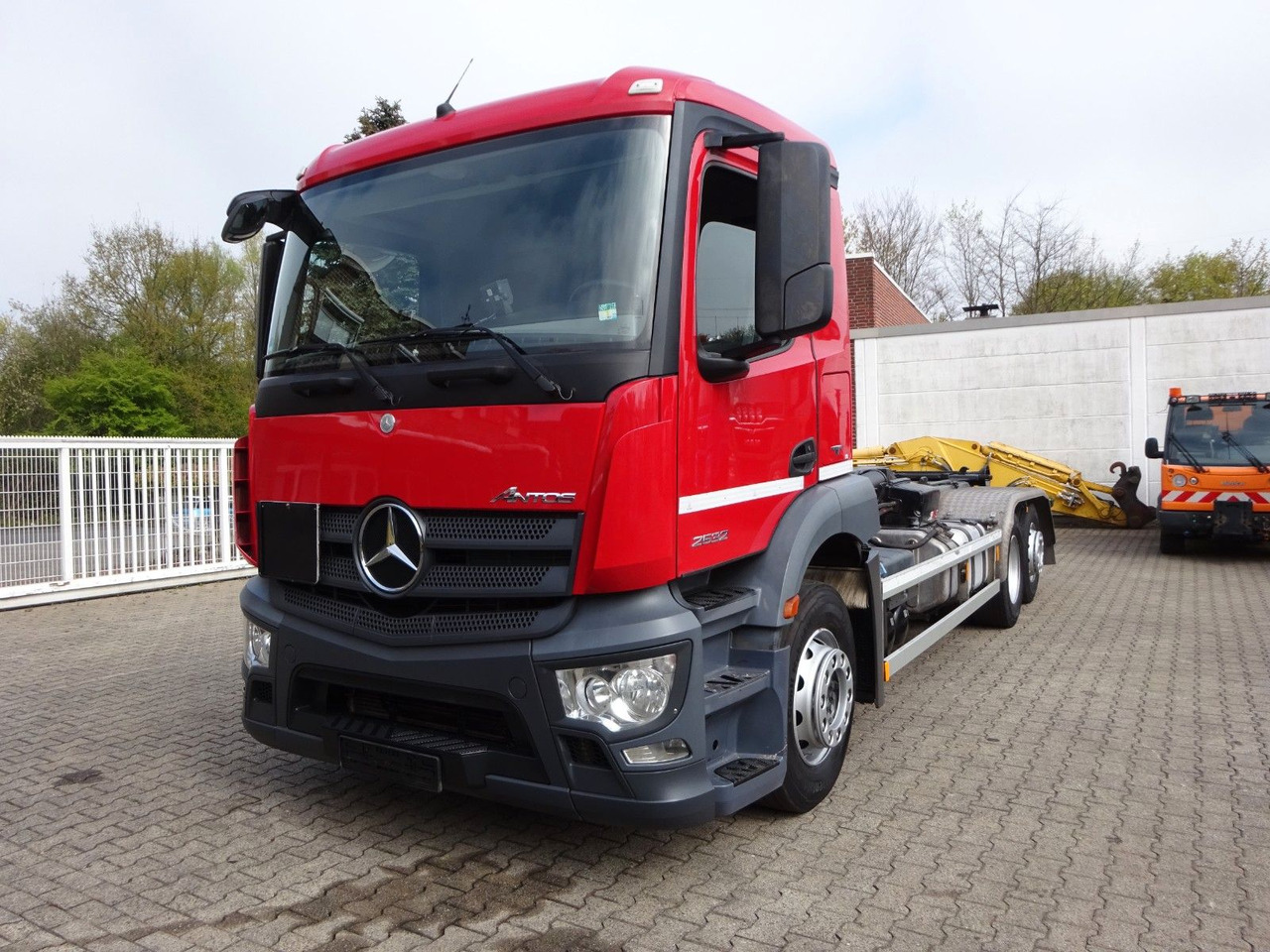 Mercedes-Benz 2532 Antos Multilift Abroller+Lift-Lenkachse6x2 - Pacēlājs ar āķi: foto 2 Mercedes-Benz 2532 Antos Multilift Abroller+Lift-Lenkachse6x2 - Pacēlājs ar āķi: foto 2