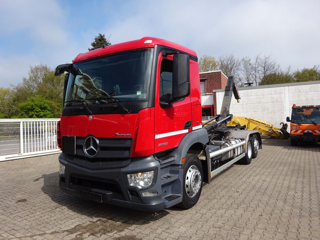 Mercedes-Benz 2532 Antos Multilift Abroller+Lift-Lenkachse6x2 - Pacēlājs ar āķi: foto 1 Mercedes-Benz 2532 Antos Multilift Abroller+Lift-Lenkachse6x2 - Pacēlājs ar āķi: foto 1