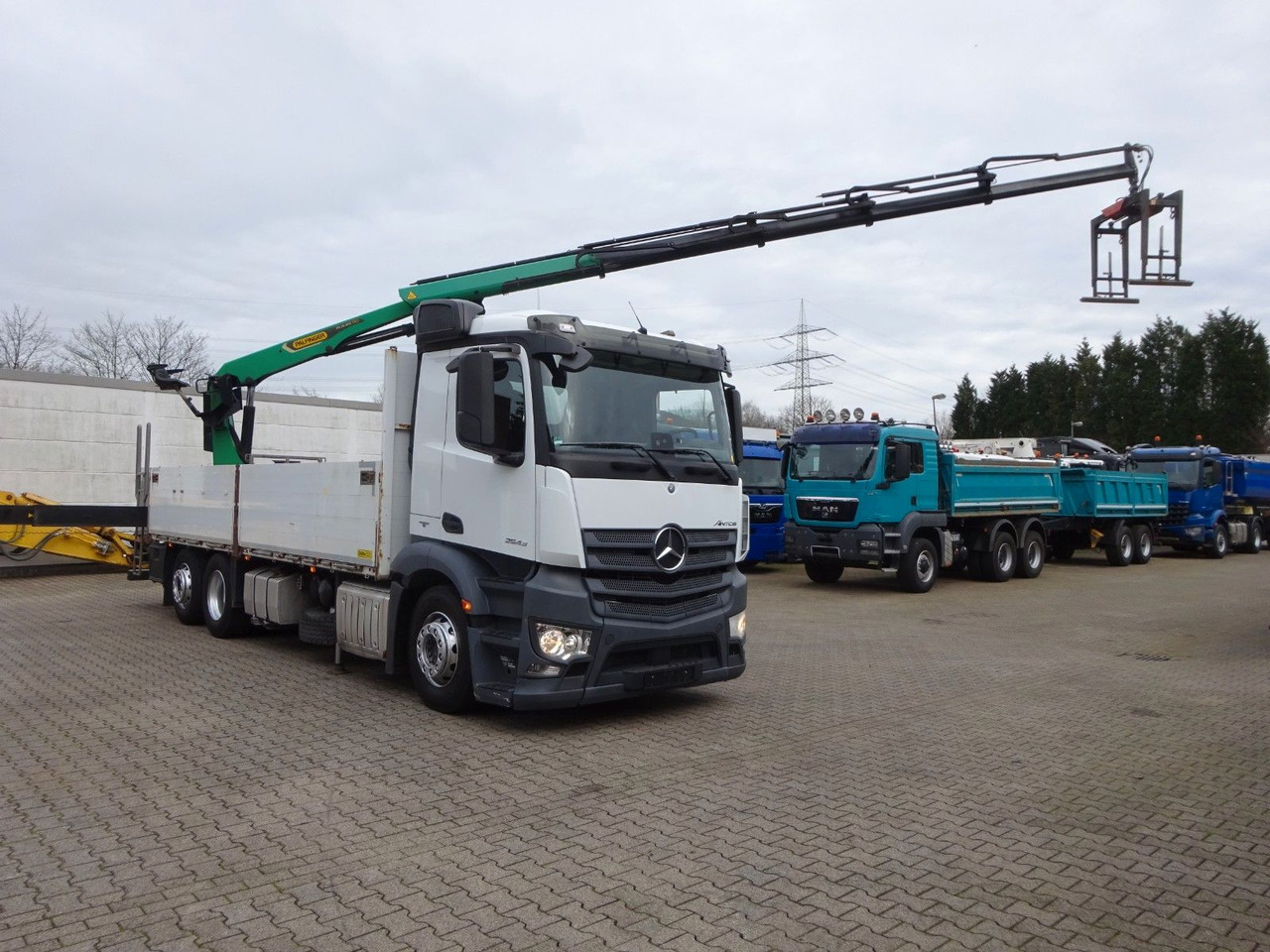 Mercedes-Benz 2543 Antos Baustoff +PK 26001 bis 20 m Auslage Mercedes-Benz 2543 Antos Baustoff +PK 26001 bis 20 m Auslage - Kravas auto ar manipulatoru, Bortu kravas automašīna/ Platforma: foto 2 Mercedes-Benz 2543 Antos Baustoff +PK 26001 bis 20 m Auslage Mercedes-Benz 2543 Antos Baustoff +PK 26001 bis 20 m Auslage - Kravas auto ar manipulatoru, Bortu kravas automašīna/ Platforma: foto 2