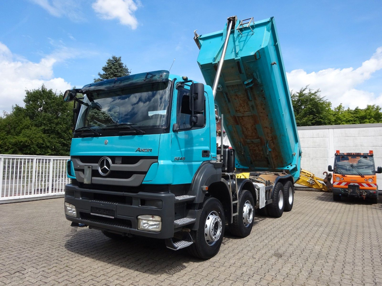 Mercedes-Benz 3240 Axor Muldenkipper 8x4 - Kravas automašīna pašizgāzējs: foto 1 Mercedes-Benz 3240 Axor Muldenkipper 8x4 - Kravas automašīna pašizgāzējs: foto 1