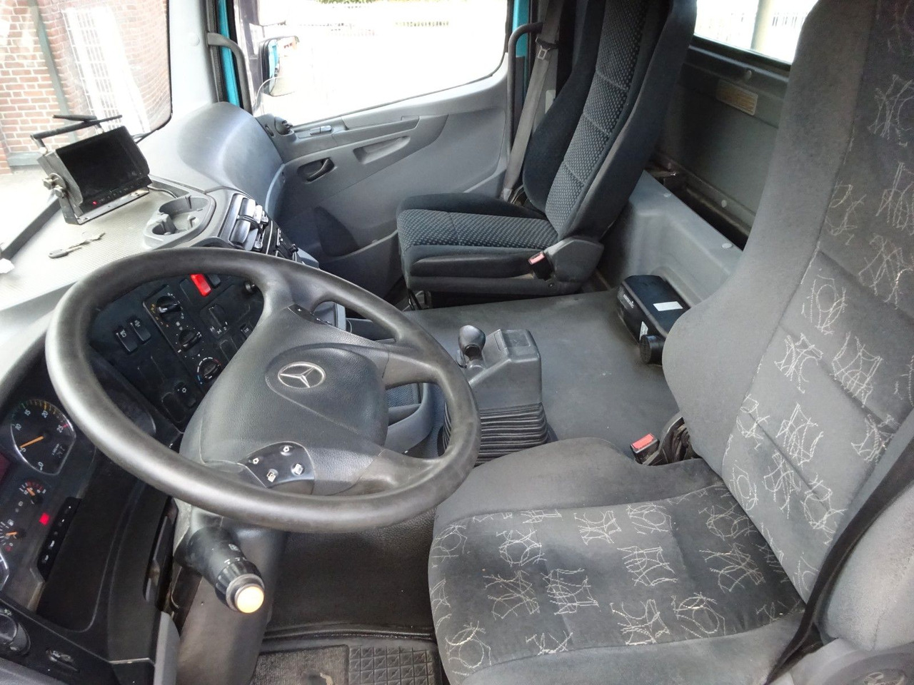 Kravas automašīna pašizgāzējs Mercedes-Benz 3240 Axor Muldenkipper 8x4: foto 18 Kravas automašīna pašizgāzējs Mercedes-Benz 3240 Axor Muldenkipper 8x4: foto 18