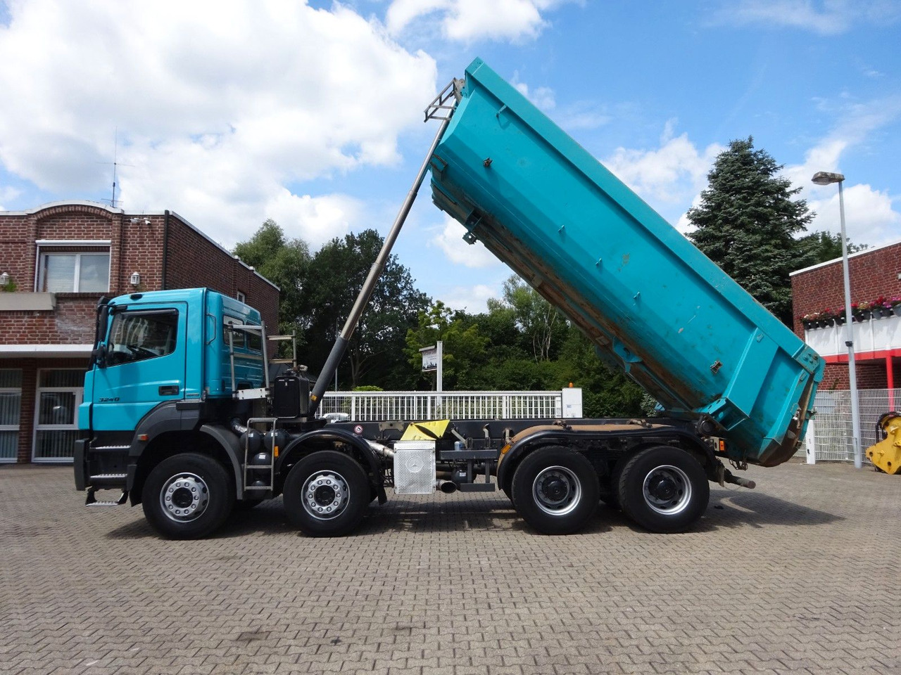Mercedes-Benz 3240 Axor Muldenkipper 8x4 - Kravas automašīna pašizgāzējs: foto 3 Mercedes-Benz 3240 Axor Muldenkipper 8x4 - Kravas automašīna pašizgāzējs: foto 3
