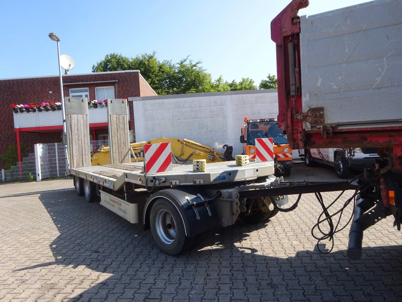 Möslein Tieflader Anhänger mit 3 Achsen und Rampen - Piekabe zema profila platforma: foto 4 Möslein Tieflader Anhänger mit 3 Achsen und Rampen - Piekabe zema profila platforma: foto 4