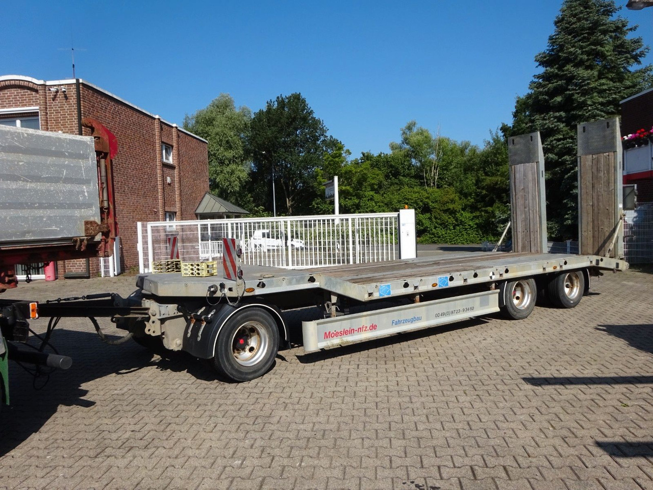 Möslein Tieflader Anhänger mit 3 Achsen und Rampen - Piekabe zema profila platforma: foto 2 Möslein Tieflader Anhänger mit 3 Achsen und Rampen - Piekabe zema profila platforma: foto 2