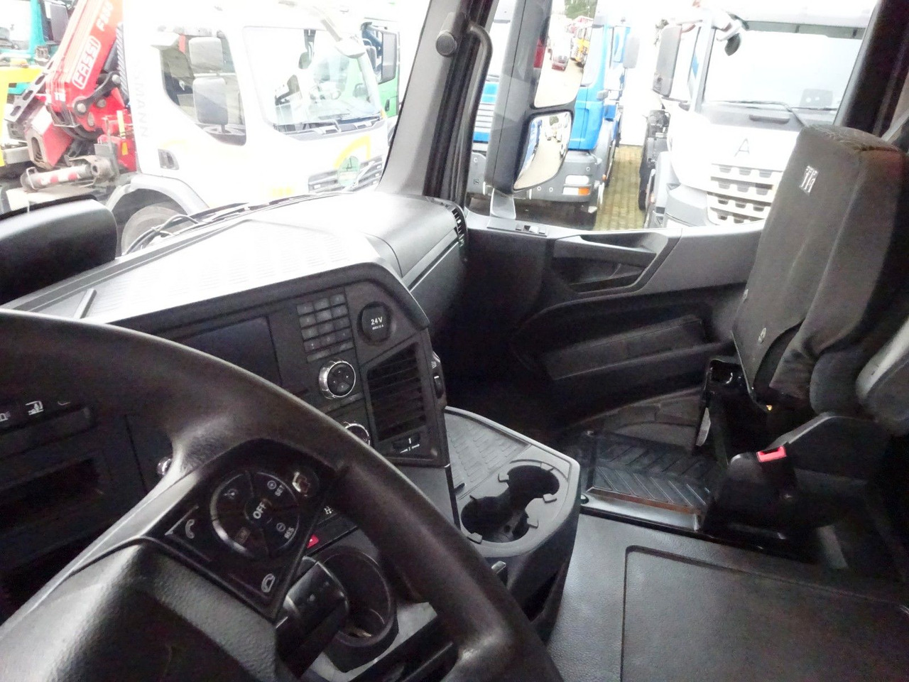 Vilcējs Mercedes-Benz 1853 Arocs SZM mit Kipperpumpe: foto 13