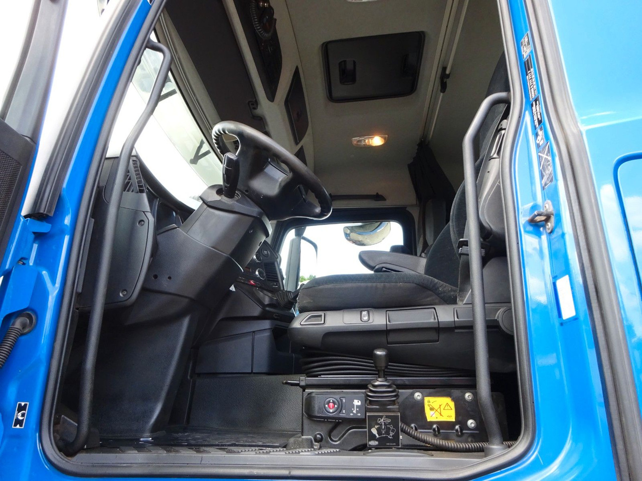 Vilcējs Mercedes-Benz 1853 Arocs SZM mit Kipperpumpe: foto 9