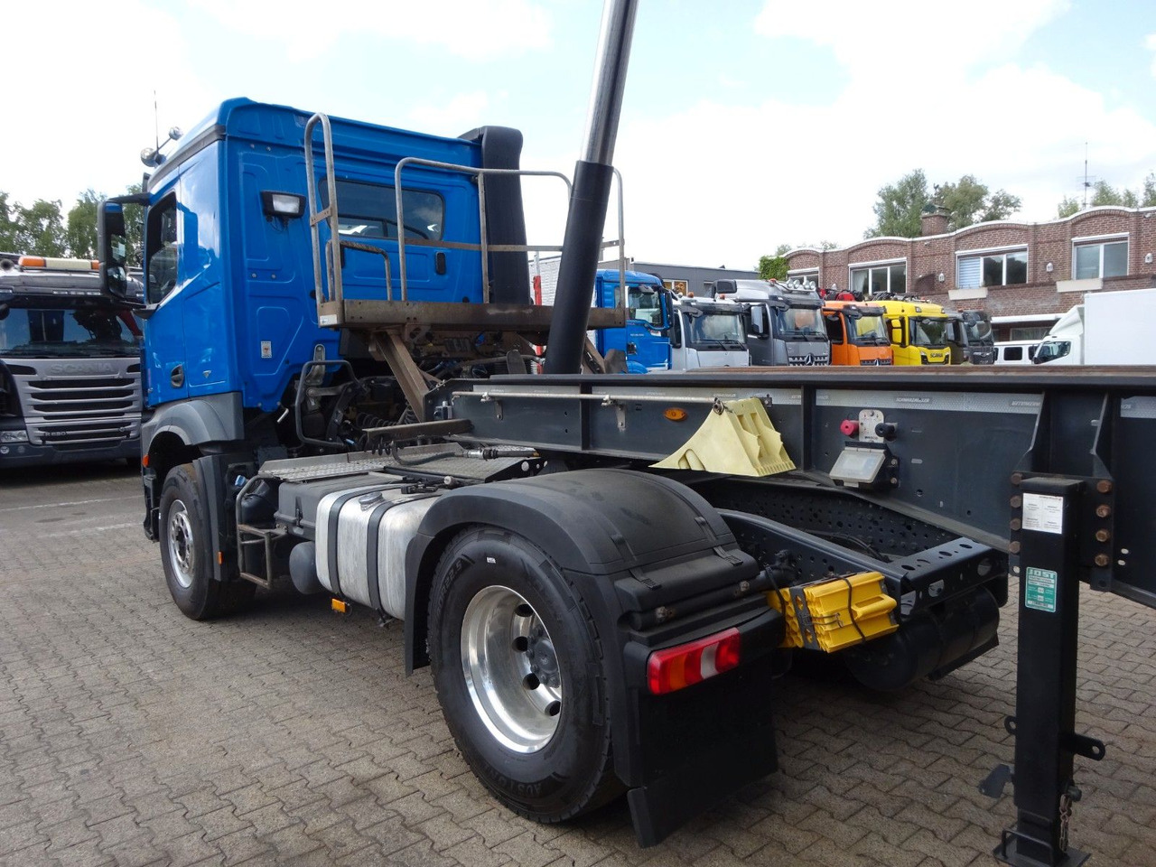 Vilcējs Mercedes-Benz 1853 Arocs SZM mit Kipperpumpe: foto 6