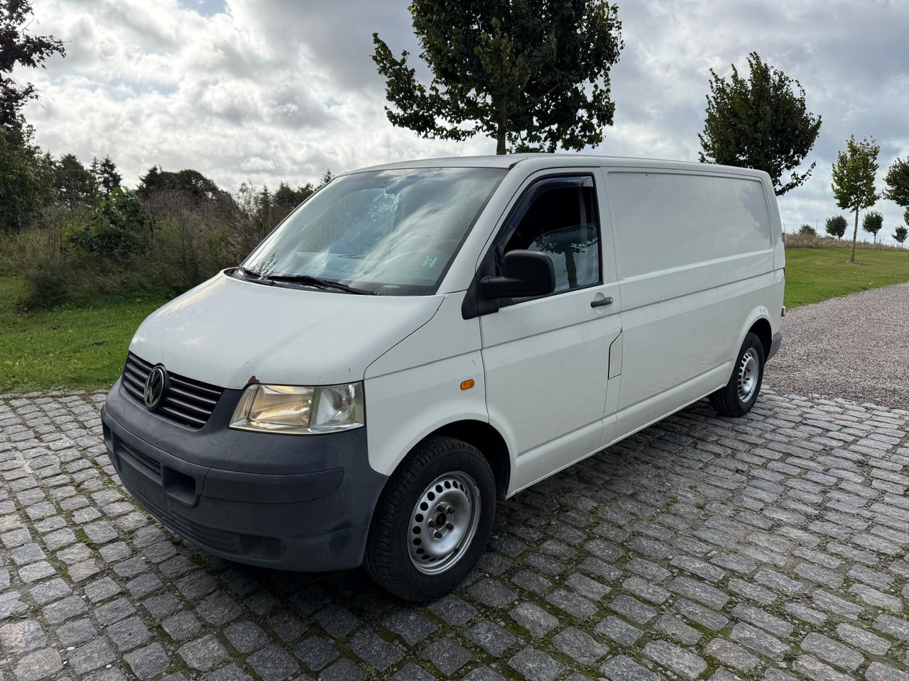 Volkswagen T5 Transporter 2.5 TDI Kasten lang *2500 € - Mazs furgons: foto 2 Volkswagen T5 Transporter 2.5 TDI Kasten lang *2500 € - Mazs furgons: foto 2