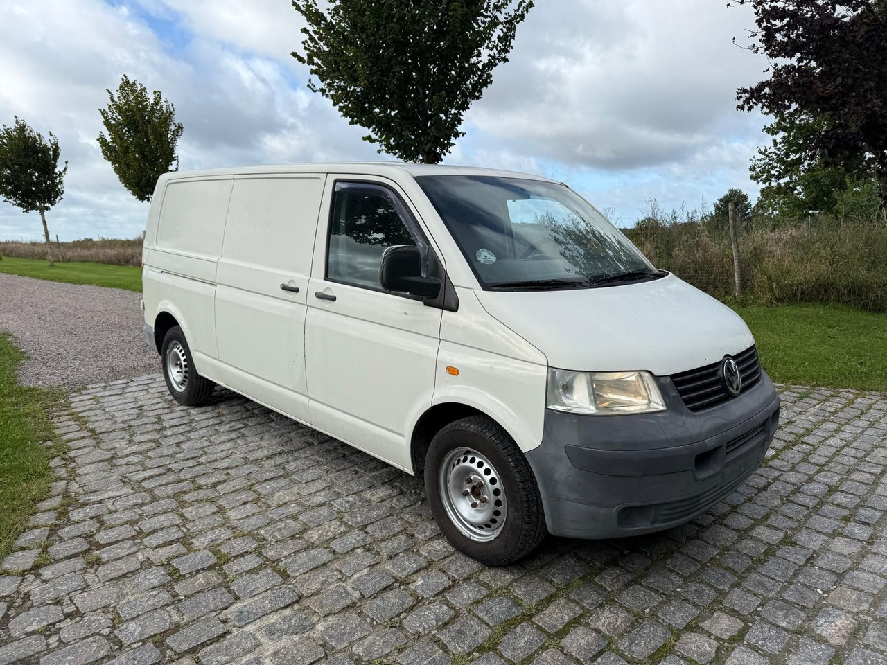 Volkswagen T5 Transporter 2.5 TDI Kasten lang - Mazs furgons: foto 1 Volkswagen T5 Transporter 2.5 TDI Kasten lang - Mazs furgons: foto 1