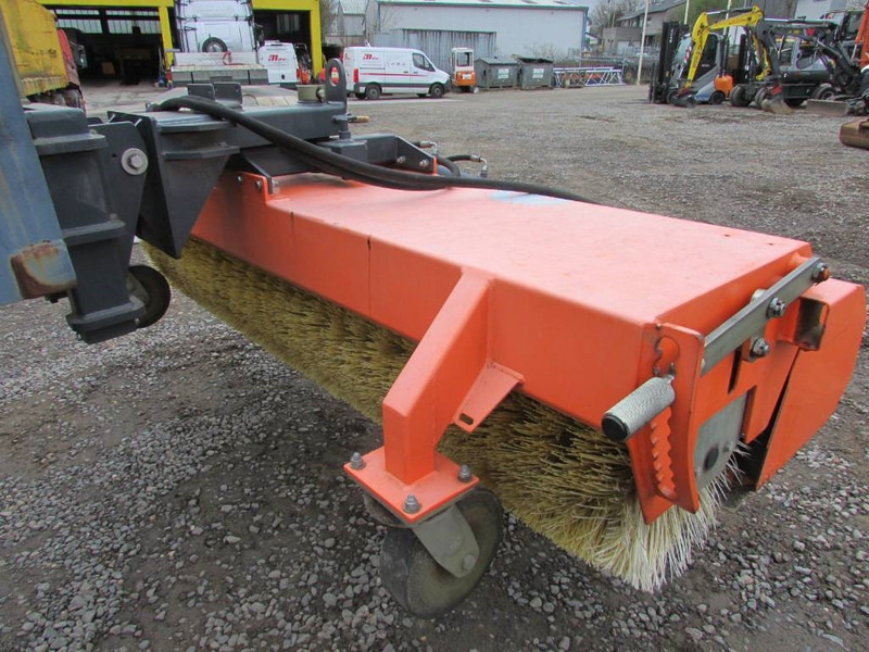 Tuchel Profi 600-230 Kehrbesen / 6.500 EUR - Papildaprīkojums - Celtniecības tehnika: foto 3 Tuchel Profi 600-230 Kehrbesen / 6.500 EUR - Papildaprīkojums - Celtniecības tehnika: foto 3