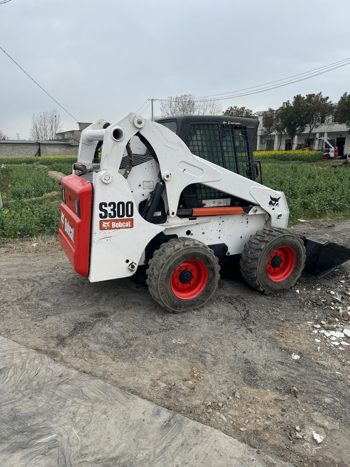BOBCAT S300 - Kompaktiekrāvējs: foto 4 BOBCAT S300 - Kompaktiekrāvējs: foto 4
