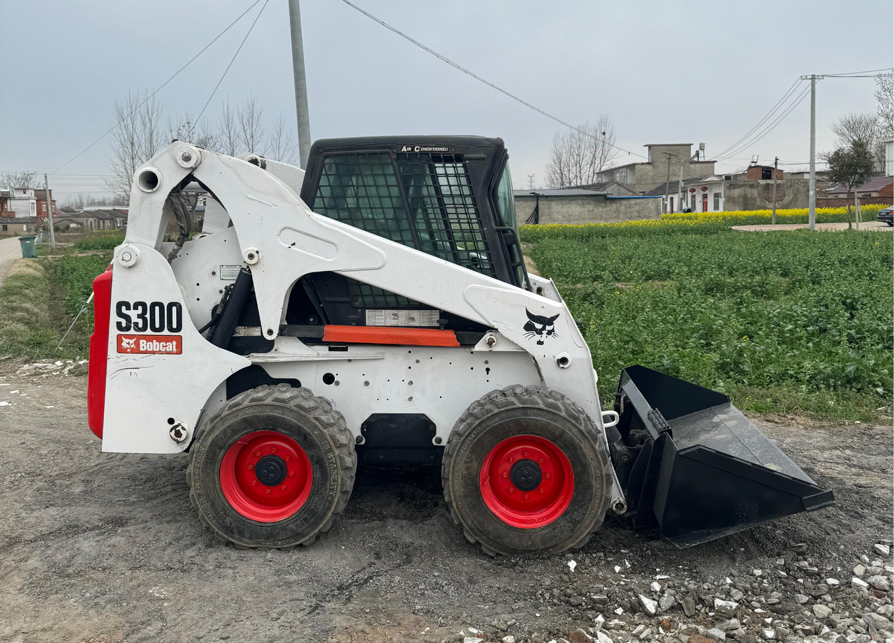 BOBCAT S300 - Kompaktiekrāvējs: foto 1 BOBCAT S300 - Kompaktiekrāvējs: foto 1