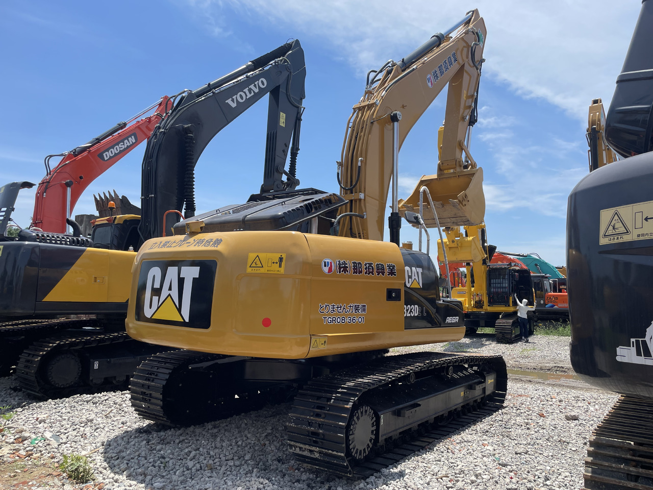 CATERPILLAR 323D2 - Kāpurķēžu ekskavators: foto 3 CATERPILLAR 323D2 - Kāpurķēžu ekskavators: foto 3