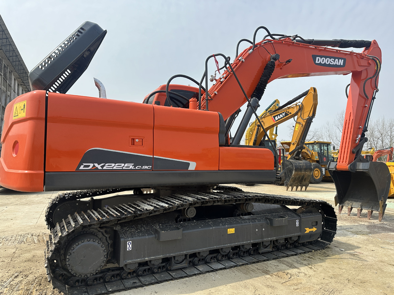 DOOSAN DX225LC-9C - Kāpurķēžu ekskavators: foto 1 DOOSAN DX225LC-9C - Kāpurķēžu ekskavators: foto 1