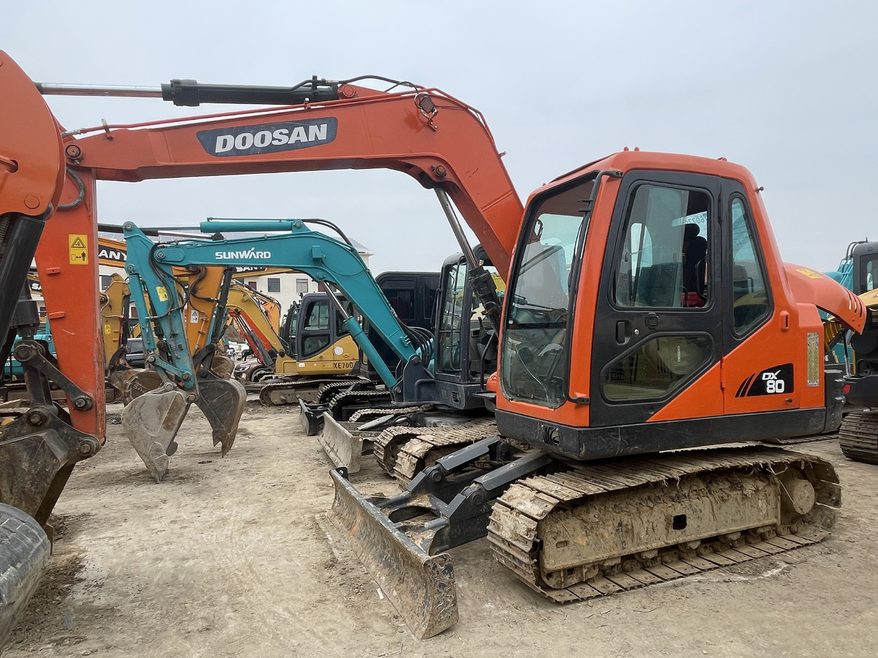 DOOSAN DX80 - Kāpurķēžu ekskavators: foto 1 DOOSAN DX80 - Kāpurķēžu ekskavators: foto 1
