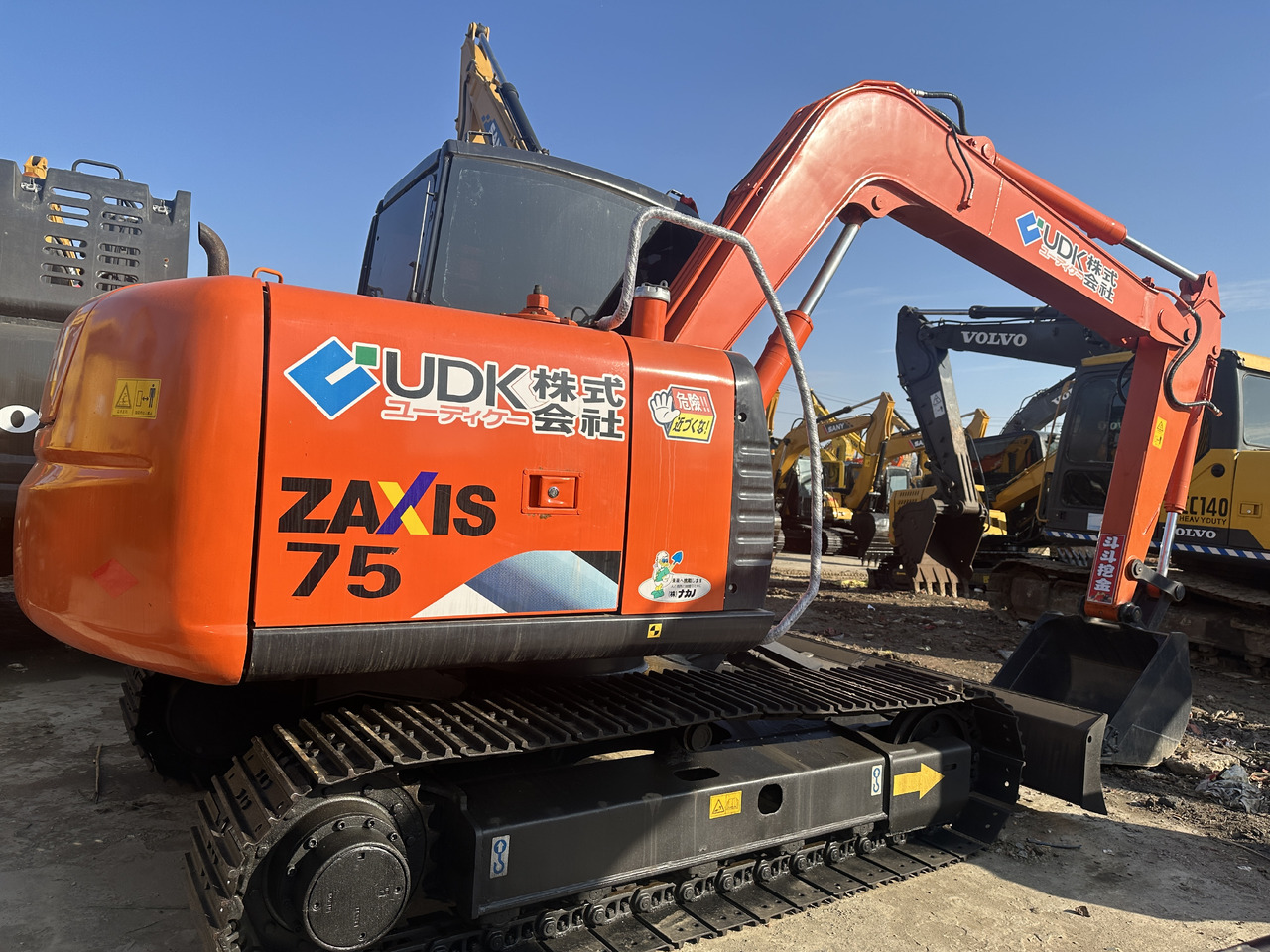 HITACHI ZX75 - Kāpurķēžu ekskavators: foto 1 HITACHI ZX75 - Kāpurķēžu ekskavators: foto 1