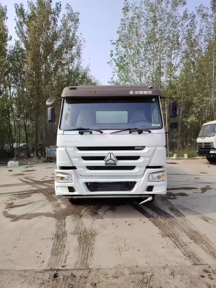 SINOTRUK HOWO sprinkler - Autocisterna: foto 5 SINOTRUK HOWO sprinkler - Autocisterna: foto 5