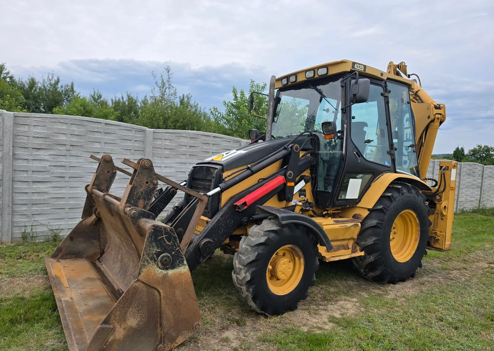 Caterpillar - Ekskavators-iekrāvējs: foto 1 Caterpillar - Ekskavators-iekrāvējs: foto 1