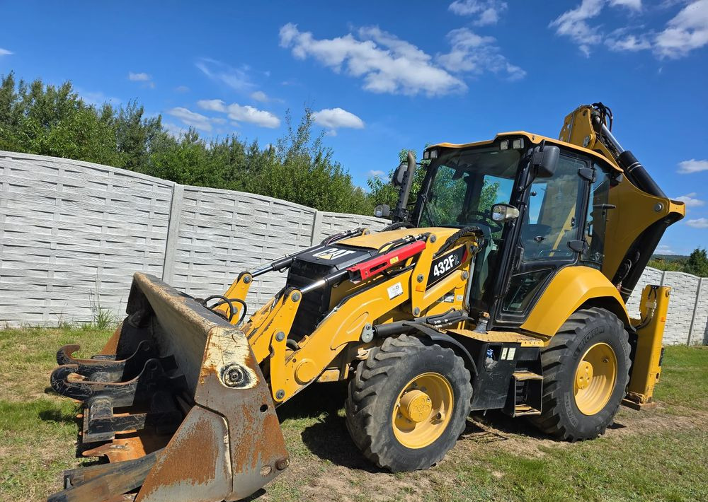 Caterpillar - Ekskavators-iekrāvējs: foto 1 Caterpillar - Ekskavators-iekrāvējs: foto 1