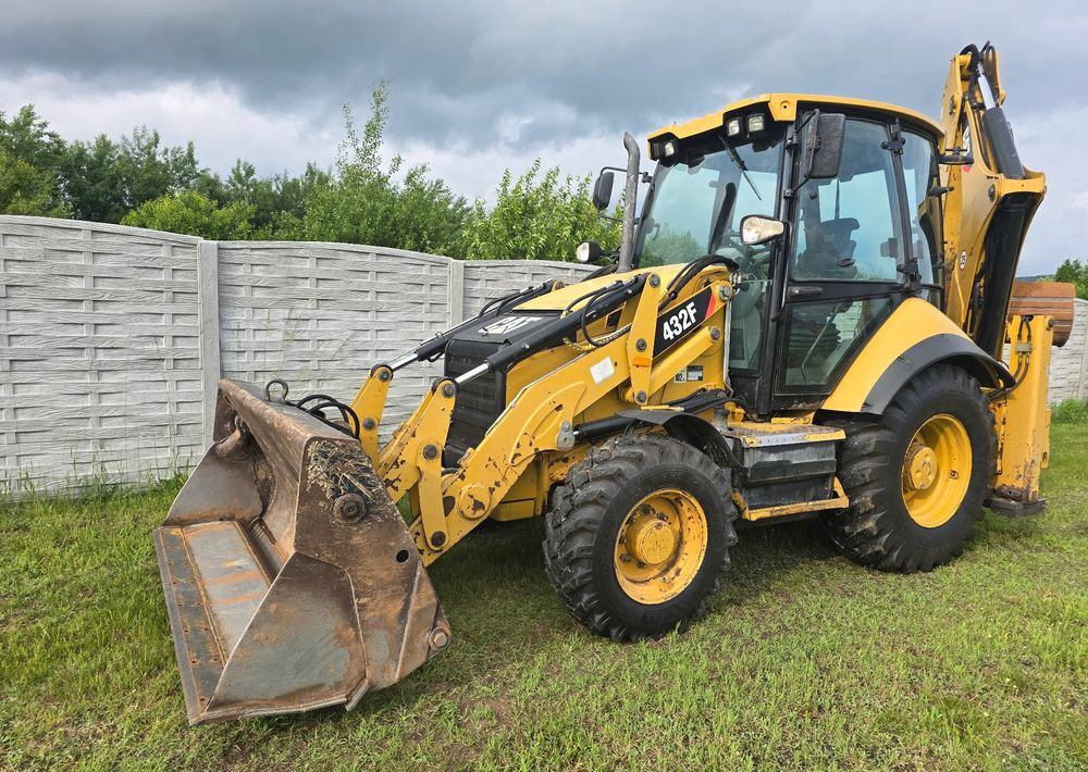 Caterpillar - Ekskavators-iekrāvējs: foto 1 Caterpillar - Ekskavators-iekrāvējs: foto 1