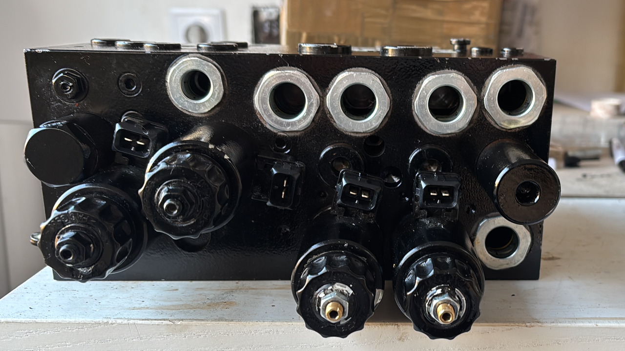 BT valve block 7578647 - Rezerves daļa - Bīdmasta krautņotājs: foto 1 BT valve block 7578647 - Rezerves daļa - Bīdmasta krautņotājs: foto 1