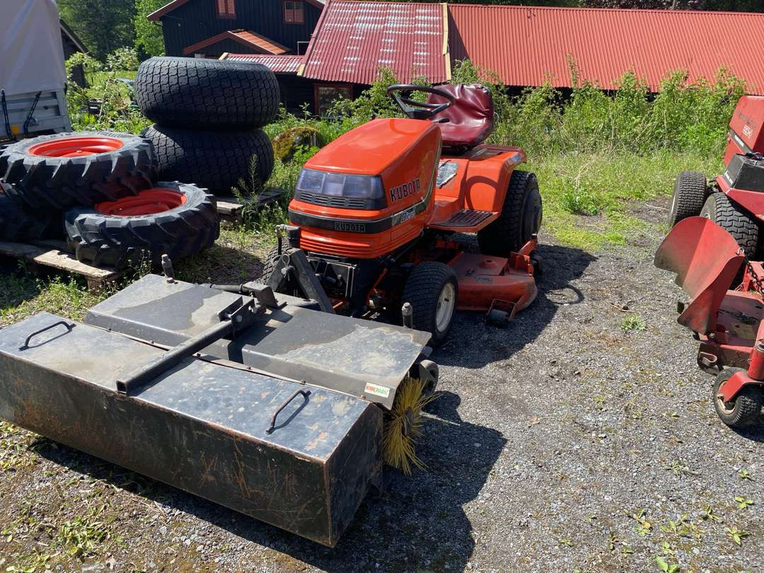 2000 Kubota G1700//Sitteklipper med feier og oppsamler - Zāles pļāvējs: foto 1 2000 Kubota G1700//Sitteklipper med feier og oppsamler - Zāles pļāvējs: foto 1