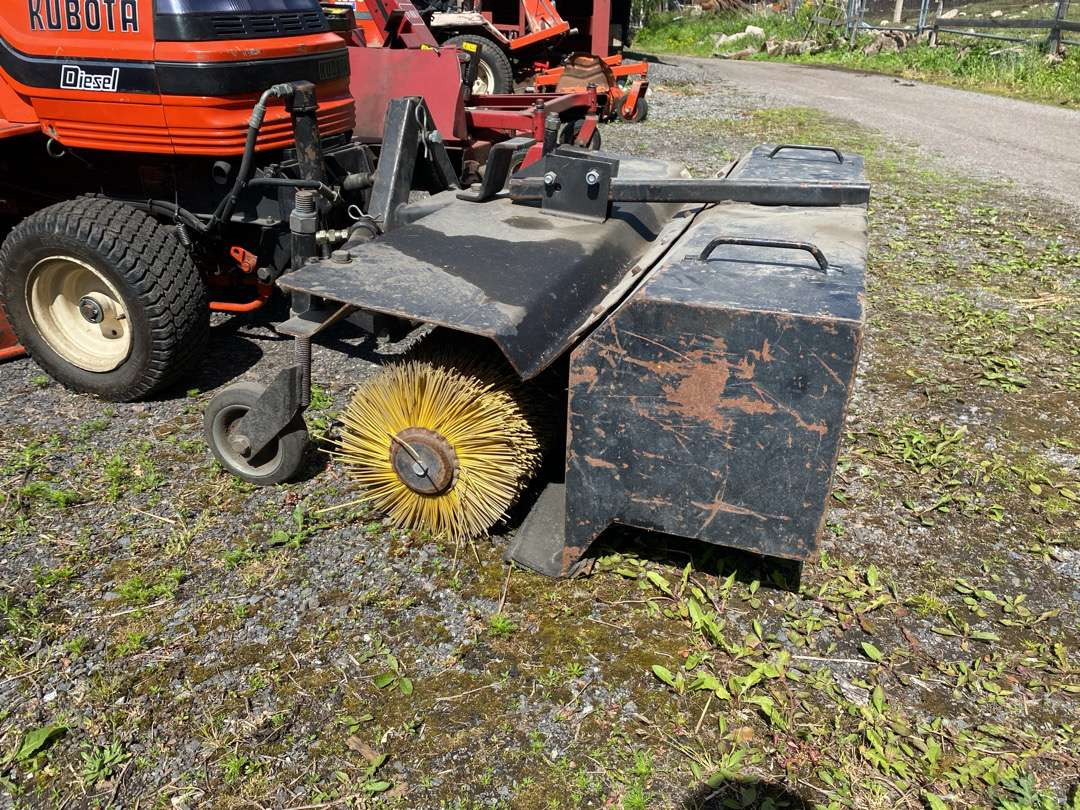 2000 Kubota G1700//Sitteklipper med feier og oppsamler - Zāles pļāvējs: foto 5 2000 Kubota G1700//Sitteklipper med feier og oppsamler - Zāles pļāvējs: foto 5