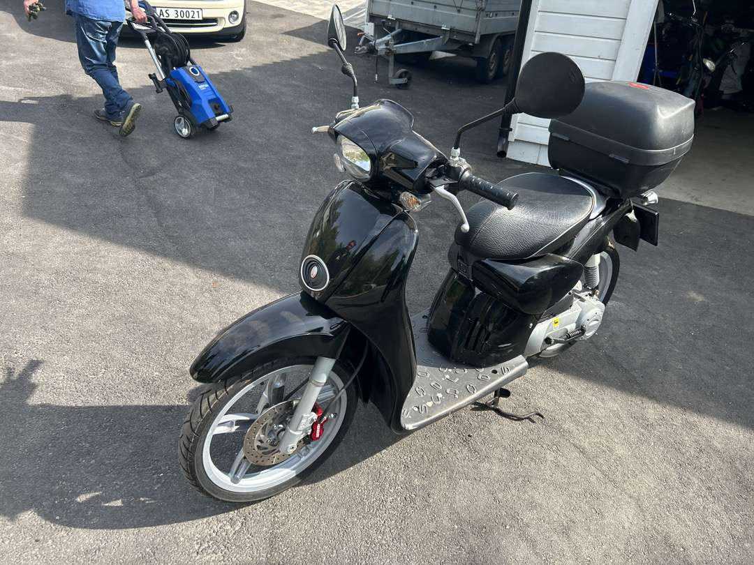 2011 Moped APRILIA APRILIA SCARABEO50 2T NERO APR - Motocikla piekabe: foto 1 2011 Moped APRILIA APRILIA SCARABEO50 2T NERO APR - Motocikla piekabe: foto 1