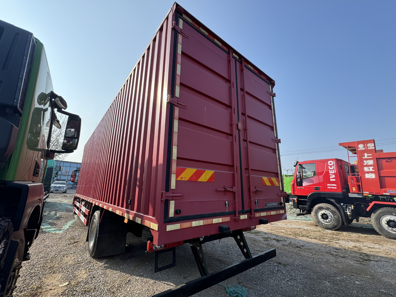 HONGYAN HEAVY TRUCK - Kravas automašīna ar slēgto virsbūvi: foto 4 HONGYAN HEAVY TRUCK - Kravas automašīna ar slēgto virsbūvi: foto 4