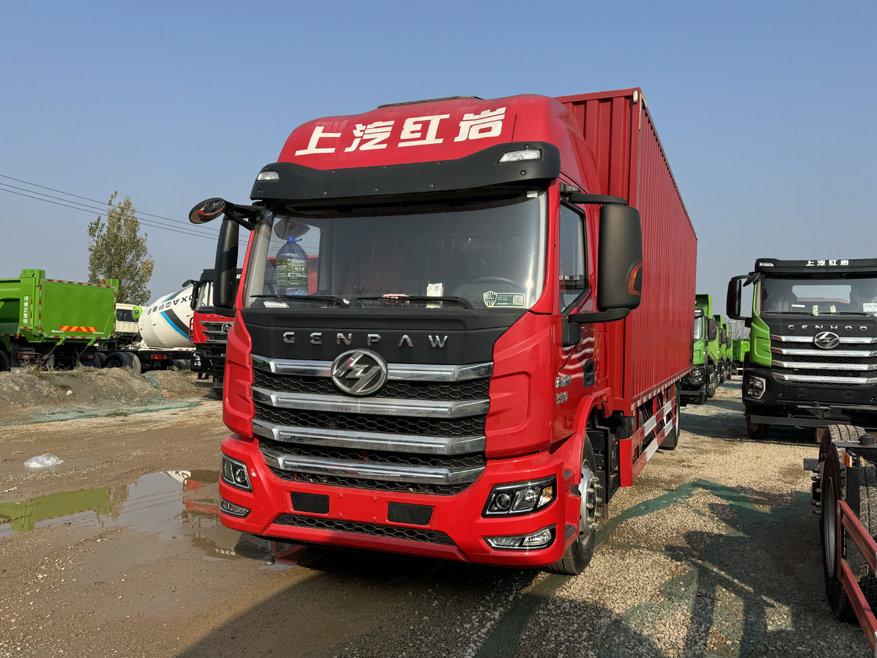 HONGYAN HEAVY TRUCK - Kravas automašīna ar slēgto virsbūvi: foto 2 HONGYAN HEAVY TRUCK - Kravas automašīna ar slēgto virsbūvi: foto 2