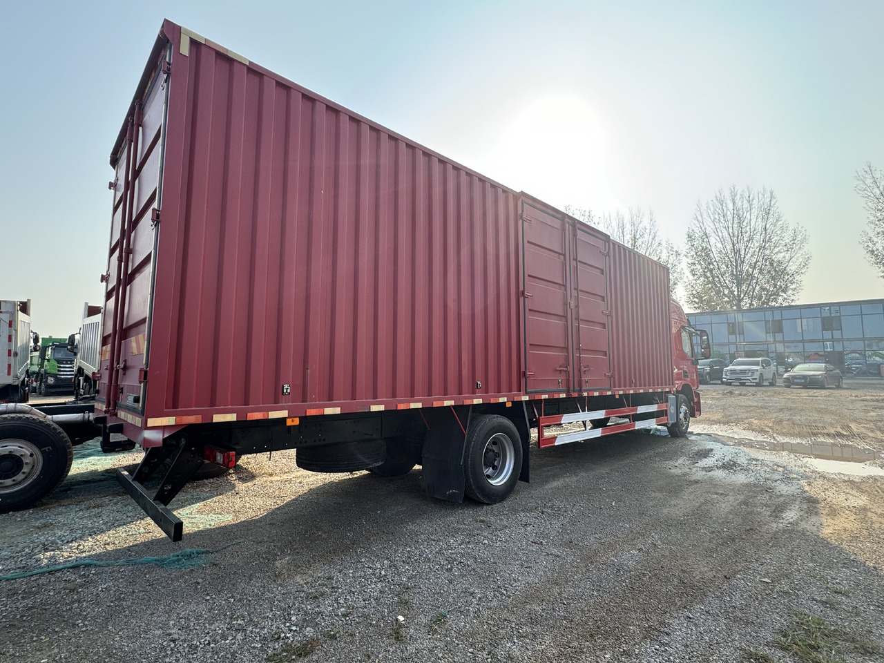 HONGYAN HEAVY TRUCK - Kravas automašīna ar slēgto virsbūvi: foto 3 HONGYAN HEAVY TRUCK - Kravas automašīna ar slēgto virsbūvi: foto 3