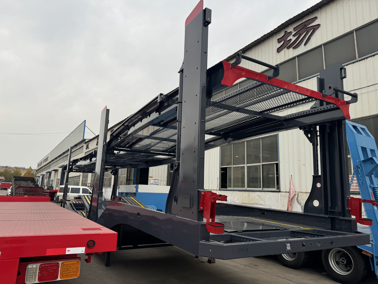 - Puspiekabe autovedējs: foto 1 - Puspiekabe autovedējs: foto 1