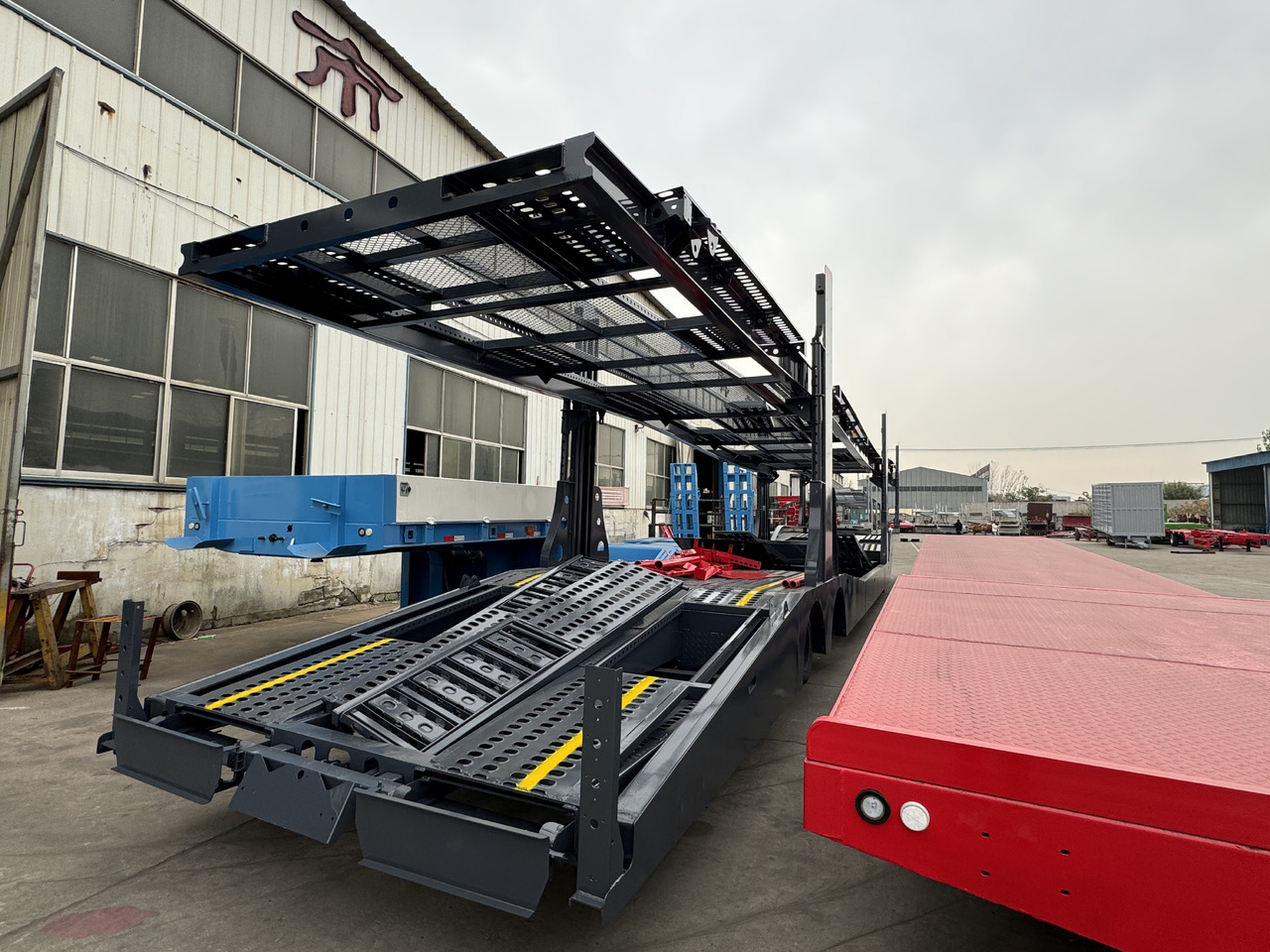 - Puspiekabe autovedējs: foto 4 - Puspiekabe autovedējs: foto 4