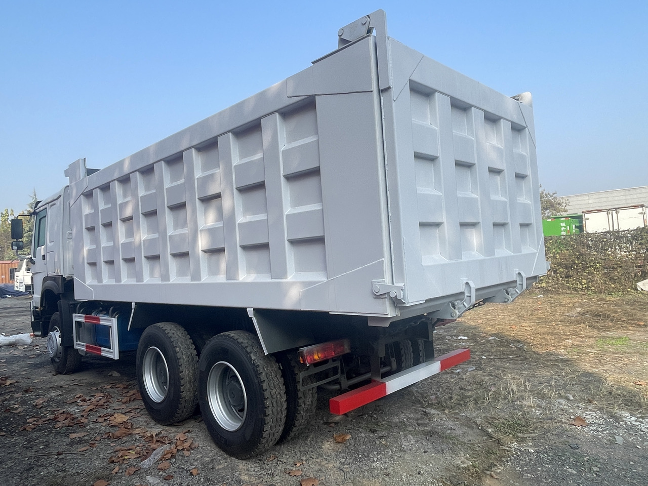 SINOTRUCK HOWO - Kravas automašīna pašizgāzējs: foto 5 SINOTRUCK HOWO - Kravas automašīna pašizgāzējs: foto 5